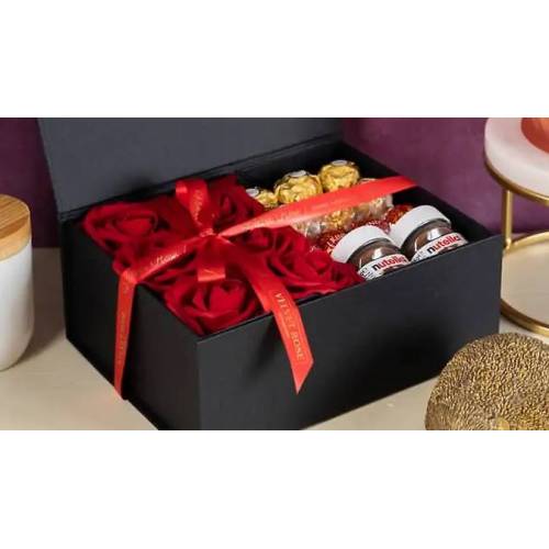 Bild von Velvet Rose Box Premium Luxury Roses & Chocolates Gift Box